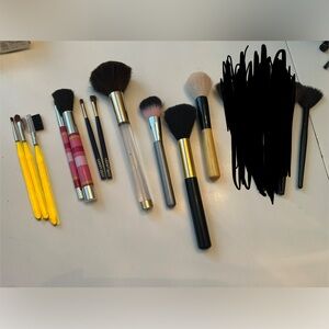 Unused lot of 12 make up brushes